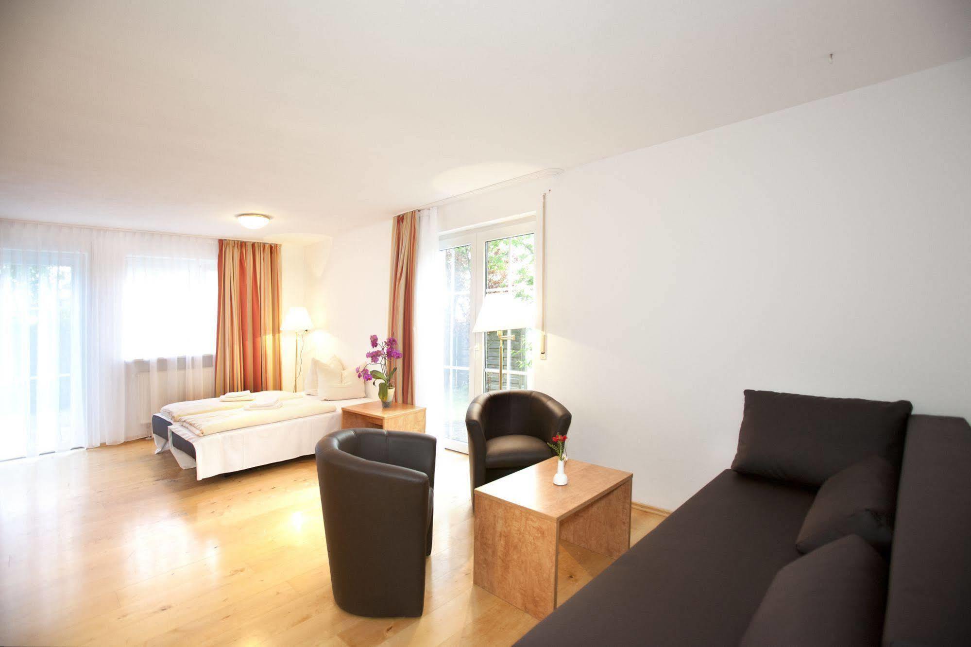 Hotelpension Zum Gockl Allershausen Exterior photo