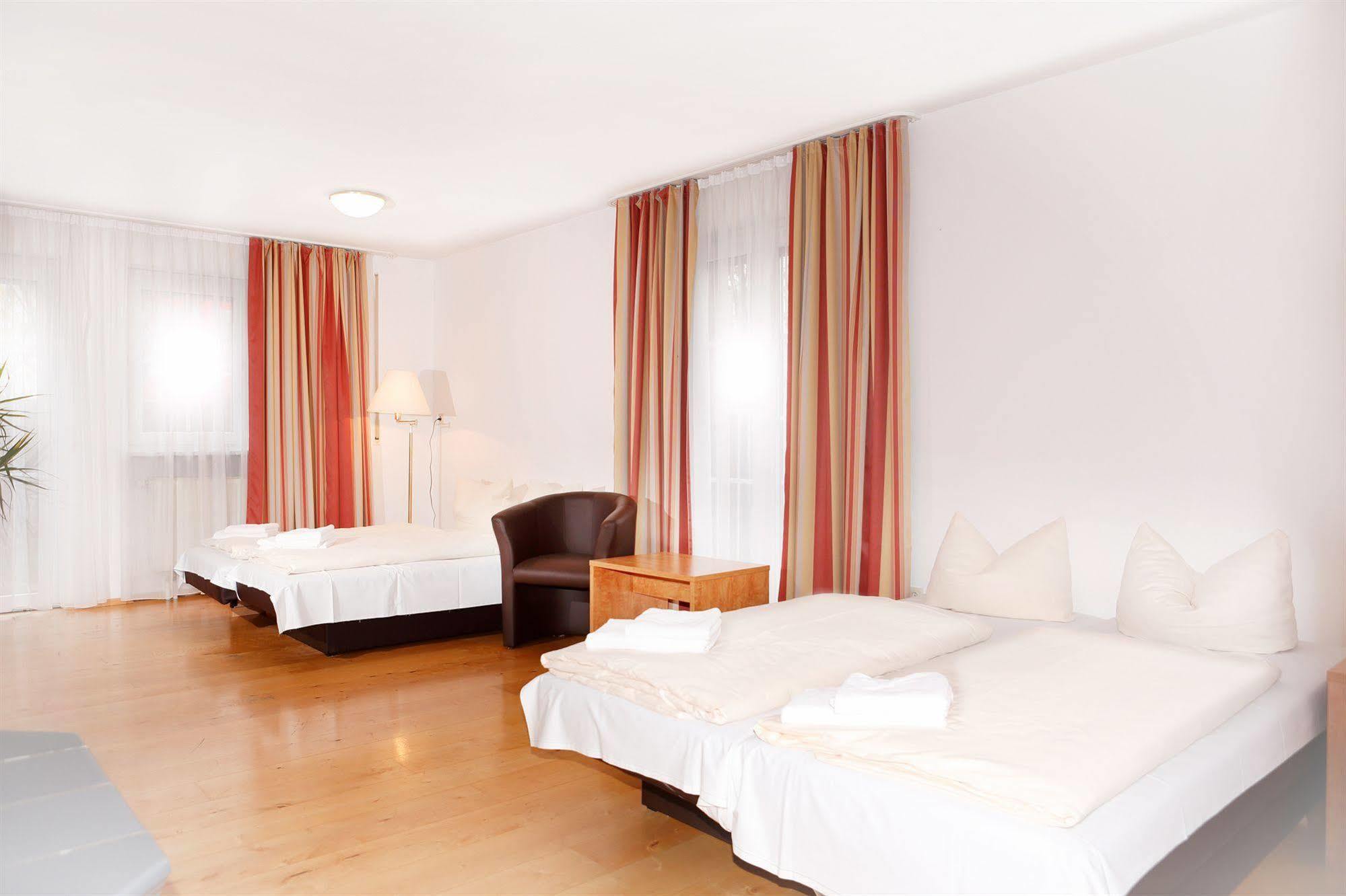 Hotelpension Zum Gockl Allershausen Exterior photo