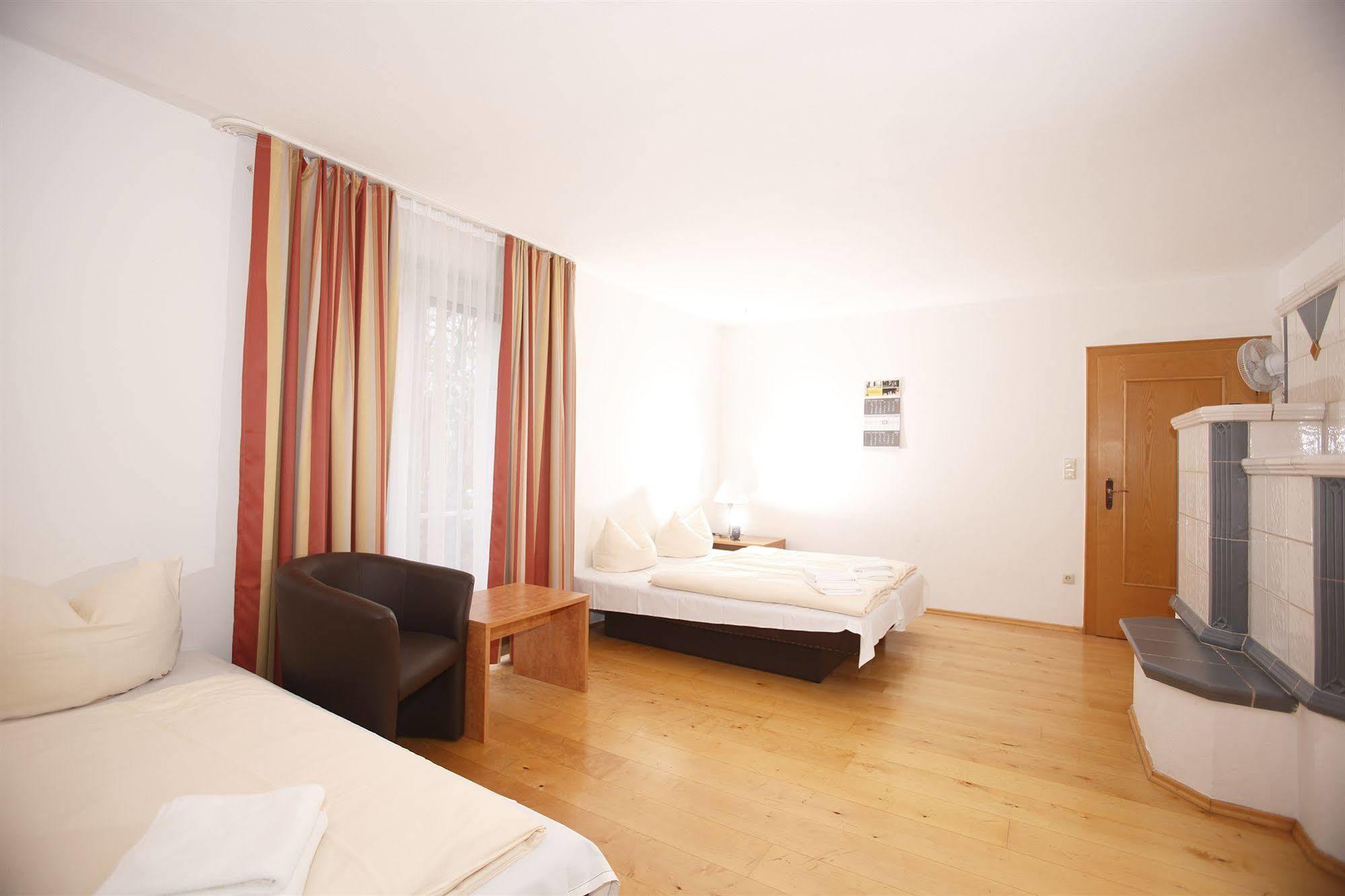 Hotelpension Zum Gockl Allershausen Exterior photo